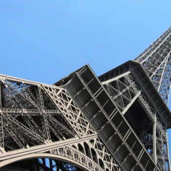 Wallpaper Eiffel Tower from a worms eye view