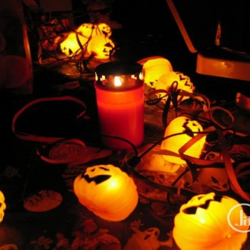 Wallpaper Halloween table decoration with grave light