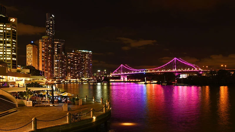 Story Bridge Brisbane mit bunter Beleuchtung Story Bridge Brisbane mit bunter Beleuchtung