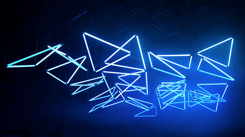 Blaue Dreiecke aus Licht als Kunst auf der Luminale Blaue Dreiecke aus Licht als Kunst auf der Luminale