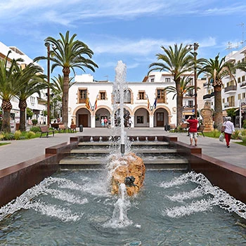 Brunnen vor dem Rathaus von Santa Eularia Ibiza