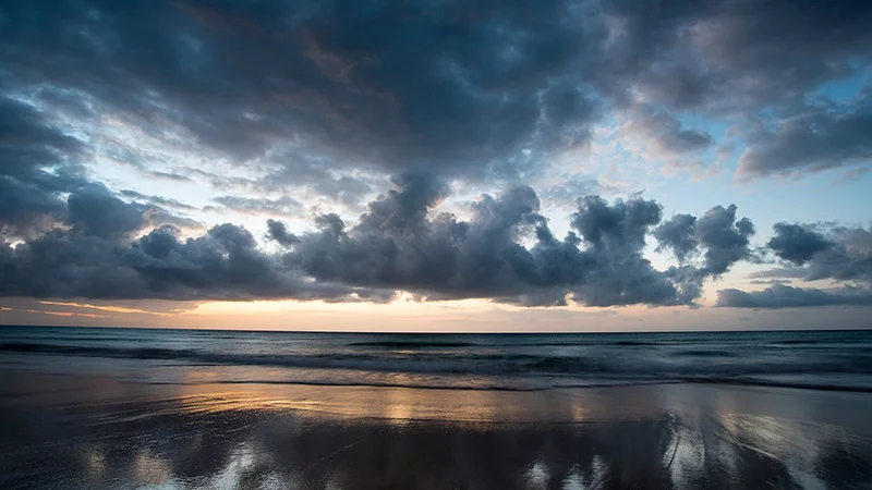 Sonnenaufgang mit schönen Wolken