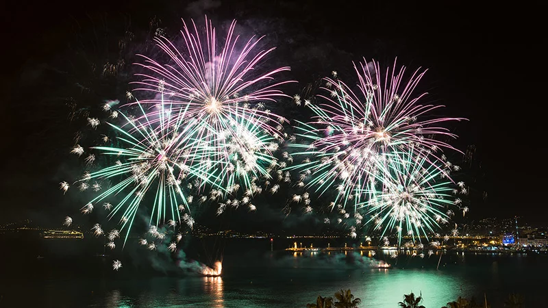 Feuerwerk Cannes Silvester grün-rot
