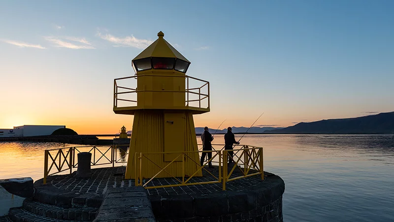 Angler am Leuchtturm in Reykjavik