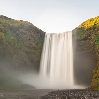 Skogafoss Wasserfall in Langzeitbelichtung