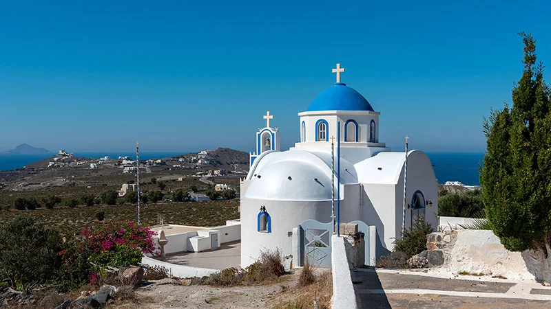 Schöne griechische Kirche auf Santorin