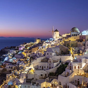 Oia auf Santorin bei Nacht