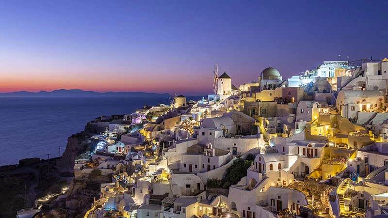 Oia auf Santorin bei Nacht