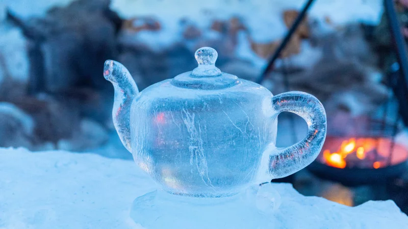 Teekessel als Eisskulptur