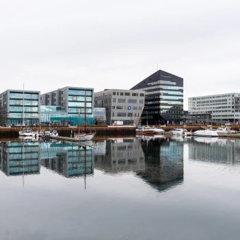 Hafen von Trondheim mit Skyline