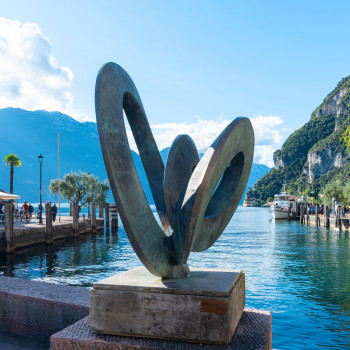 Skulptur am Hafen von Riva