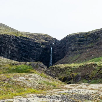 Landschaft am Flögufoss Wasserfall