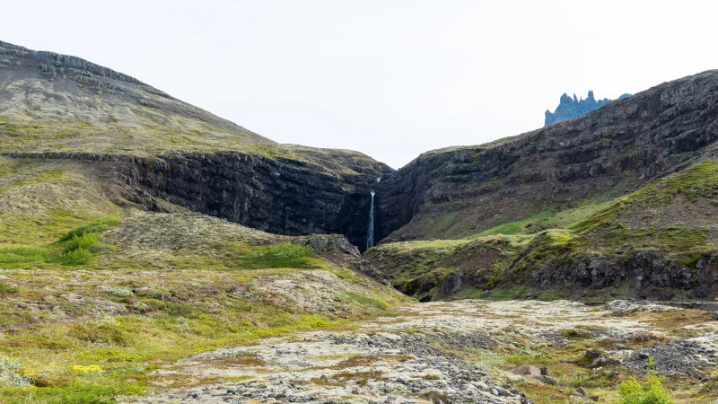 Landschaft am Flögufoss Wasserfall