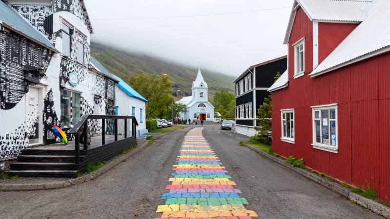 Regenbogenstraße in Seydisfjördur