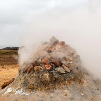 Sulfuric smokers in Hverir