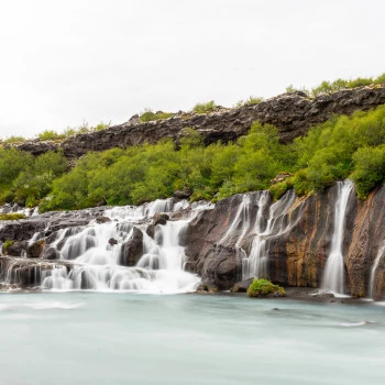 Hraunfossar aus der Nähe