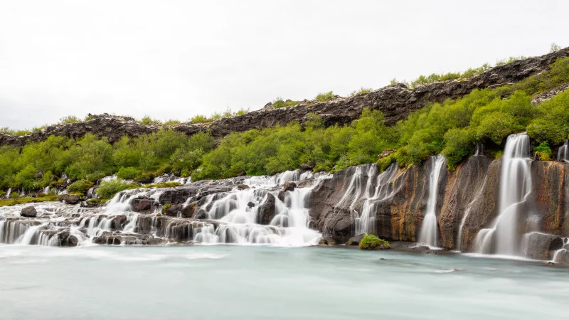 Hraunfossar aus der Nähe