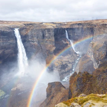 Haifoss Wasserfall mit Regenbogen