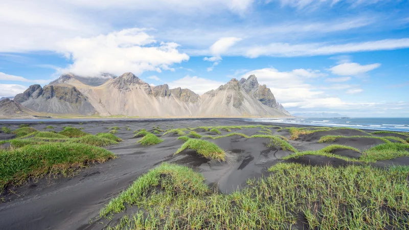 Strand und Berge auf Stokksnes