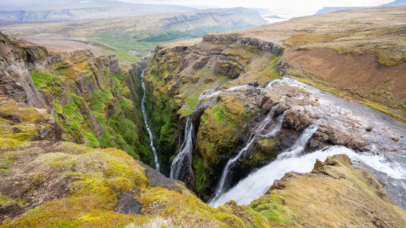 Blick in die Tiefe am Glymur Wasserfall