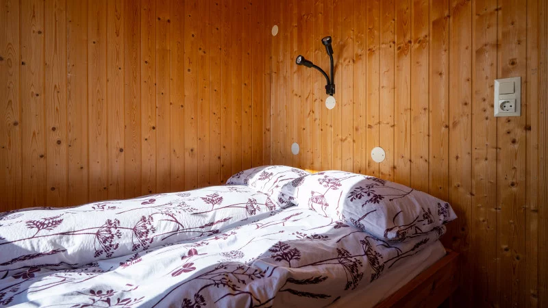 Kleines Schlafzimmer mit gemütlichem Bett