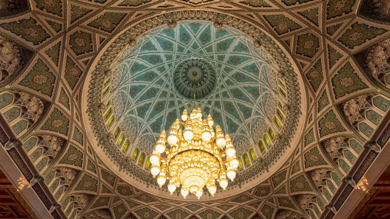 Kuppel und Kronleuchter in der Sultan-Qabus-Moschee in Maskat