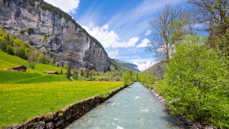 Staubbachfall bei Lauterbrunnen mit Weisse Lütschine Staubbachfall bei Lauterbrunnen mit Weisse Lütschine