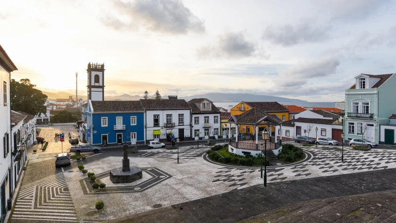 Platz mit Monument in Ribeira Grande