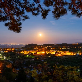 Night photo of the surroundings of Guesthouse Niaousta