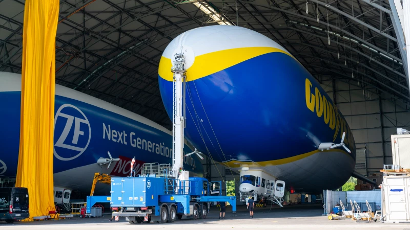 Luftschiffe im Hangar