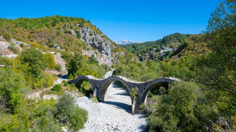 Plakidas Brücke mit Bergwelt