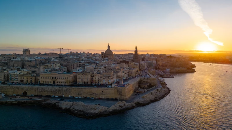 Altstadt von Malta aus der Luft bei Sonnenuntergang