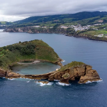 Kleine Insel mit Loch bei Vila Franca do Campo