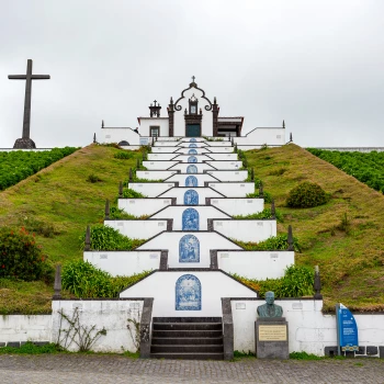 Frontaler Blick auf die Ermida de Nossa Senhora da Paz