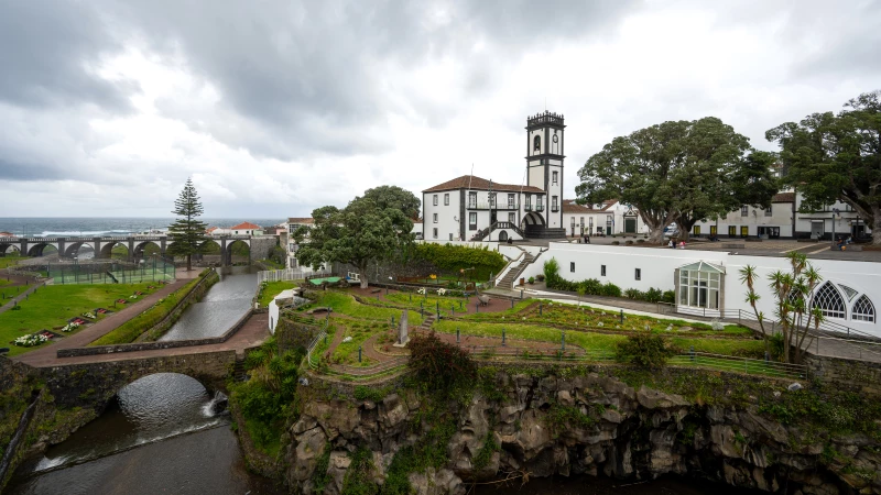 City Hall and Ponte dos Oito Arcos