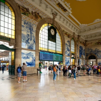 Entrance hall of the Sao Bento train station