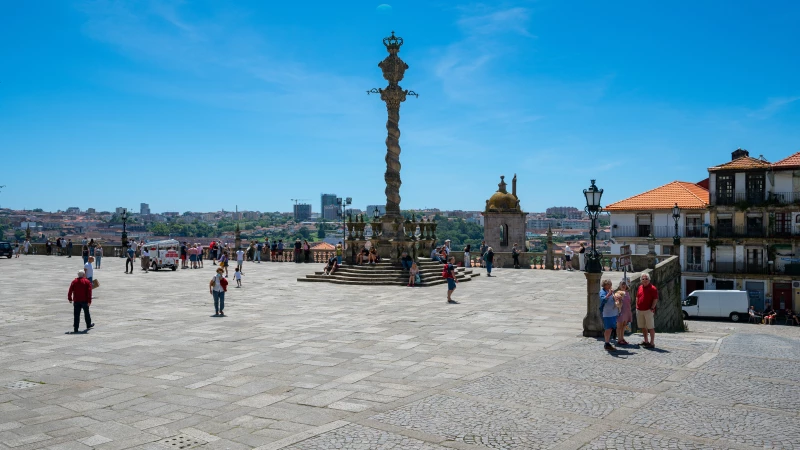 Pranger auf dem Platz an der Kathedrale von Porto