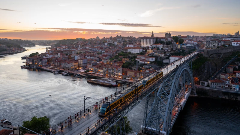 Sonnenuntergang an der Ponte Luis in Porto