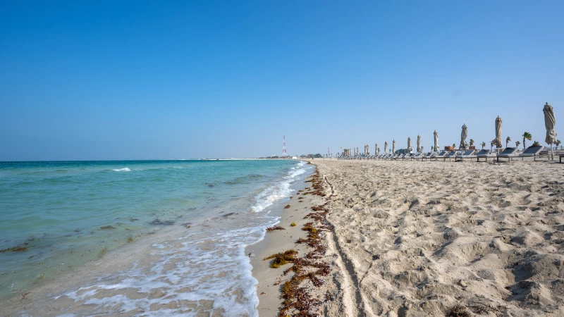 Blaues Wasser am Al Jazair Beach