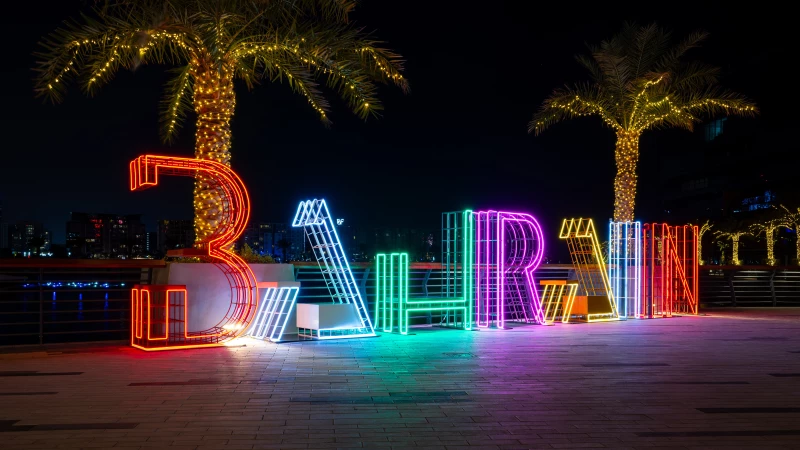 Farbenfroher Bahrain Schriftzug am Hafen