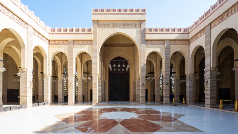 Innenhof der Al-Fateh Grand Mosque