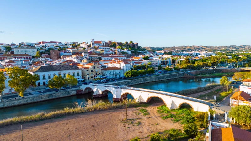 Luftaufnahme der römische Brücke in Silves