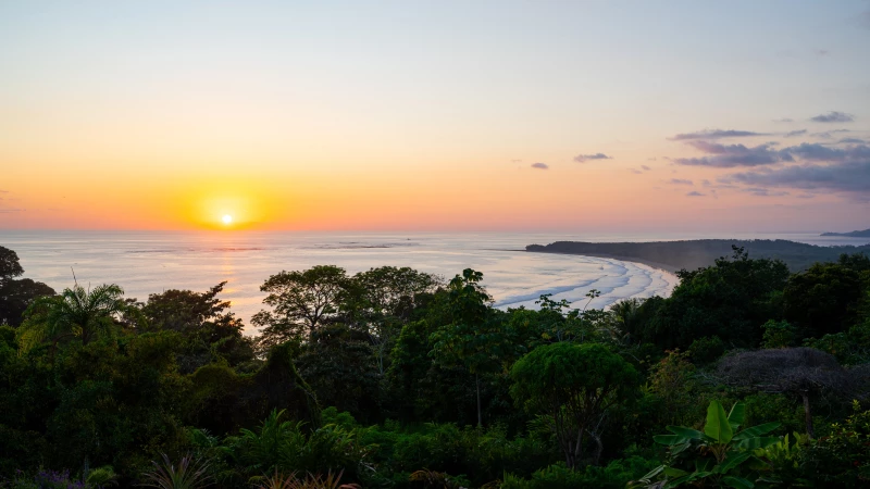 Sonnenuntergang mit Meerblick in Uvita