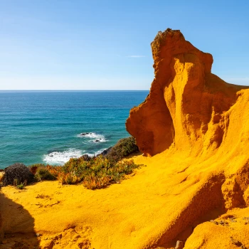 Rote Felsen an der Küste in Portugal