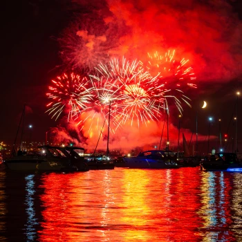 Orangenes Feuerwerk über dem Bodensee