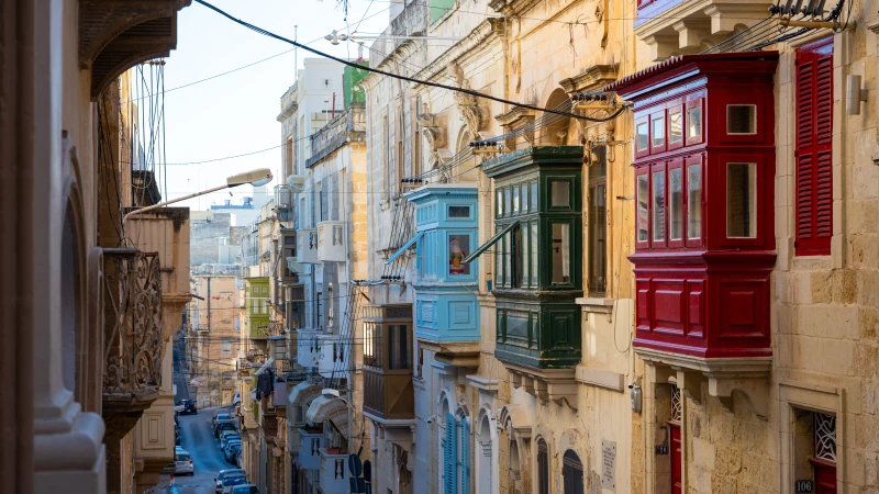 Straße mit bunten Holzbalkonen in Senglea Straße mit bunten Holzbalkonen in Senglea