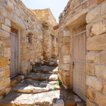 Small alley in Dana