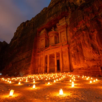 Petra bei Nacht
