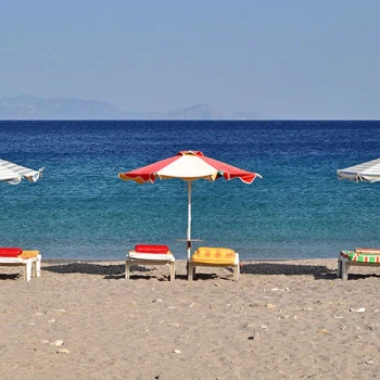 Liegestühle und Sonnenschirme am Strand