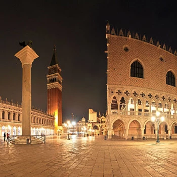 Dogenpalast in Venedig bei Nacht